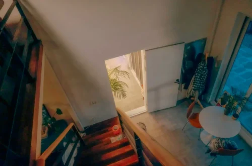 Peacefull overview of a Livingroom where indoor air pollution is unnoticeable